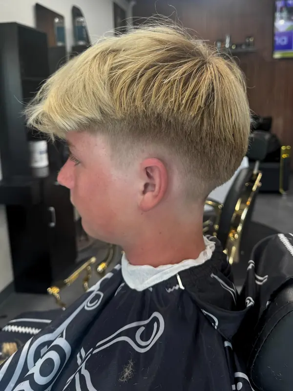 Blond men’s haircut with a detailed fade